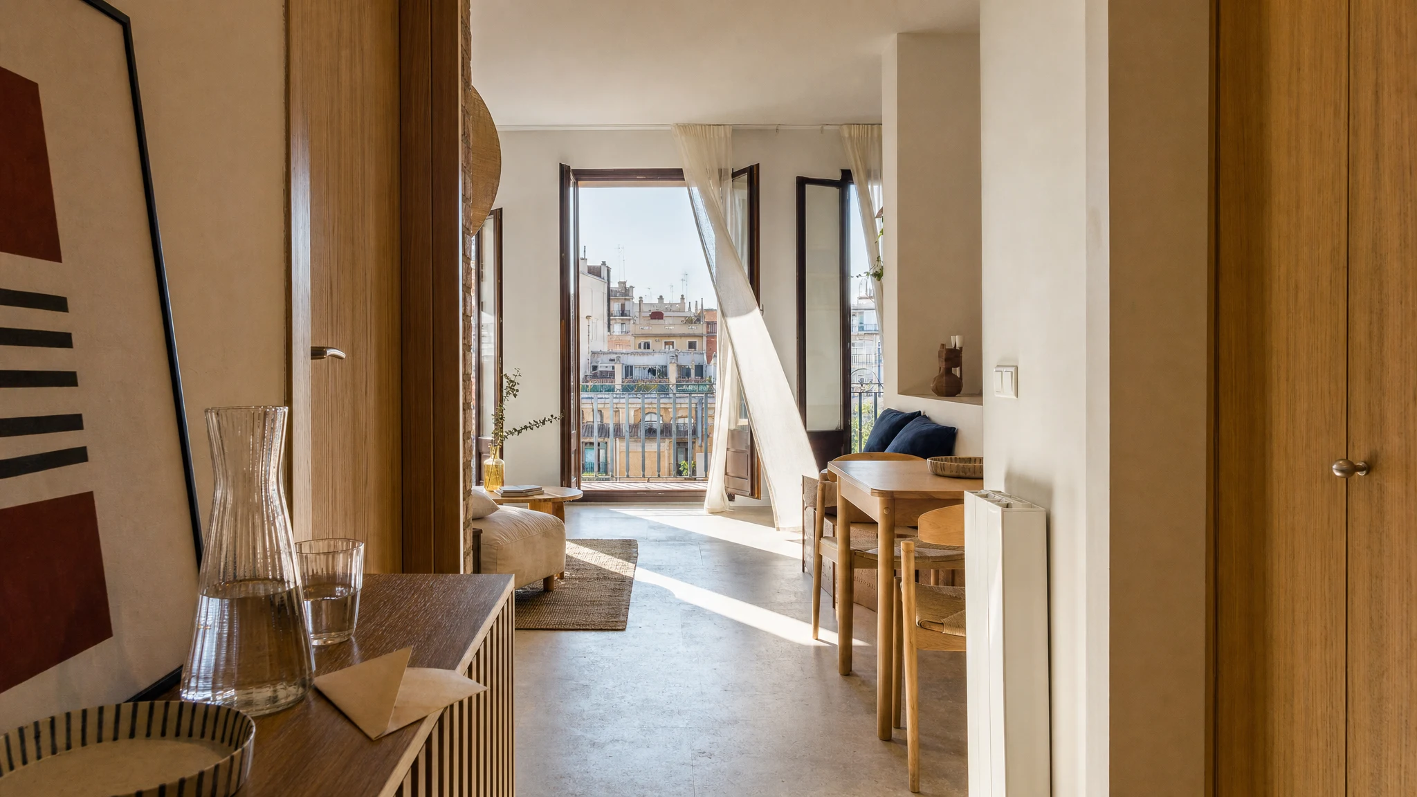 Vivienda urbana contemporánea preparada para una visita inmobiliaria con las ventanas abiertas a la ciudad