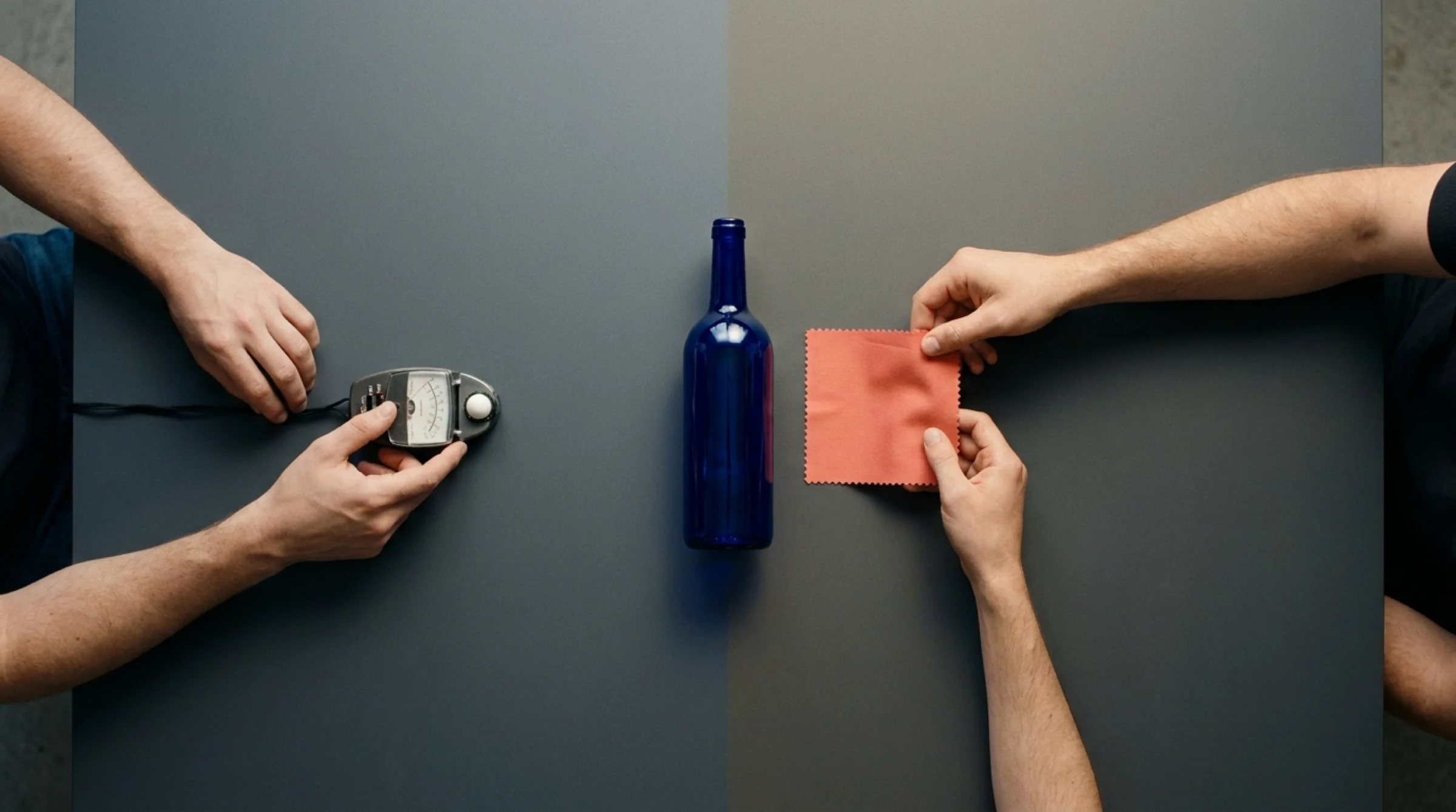 Dos personas comparan iluminación y material alrededor de un único producto durante una prueba controlada