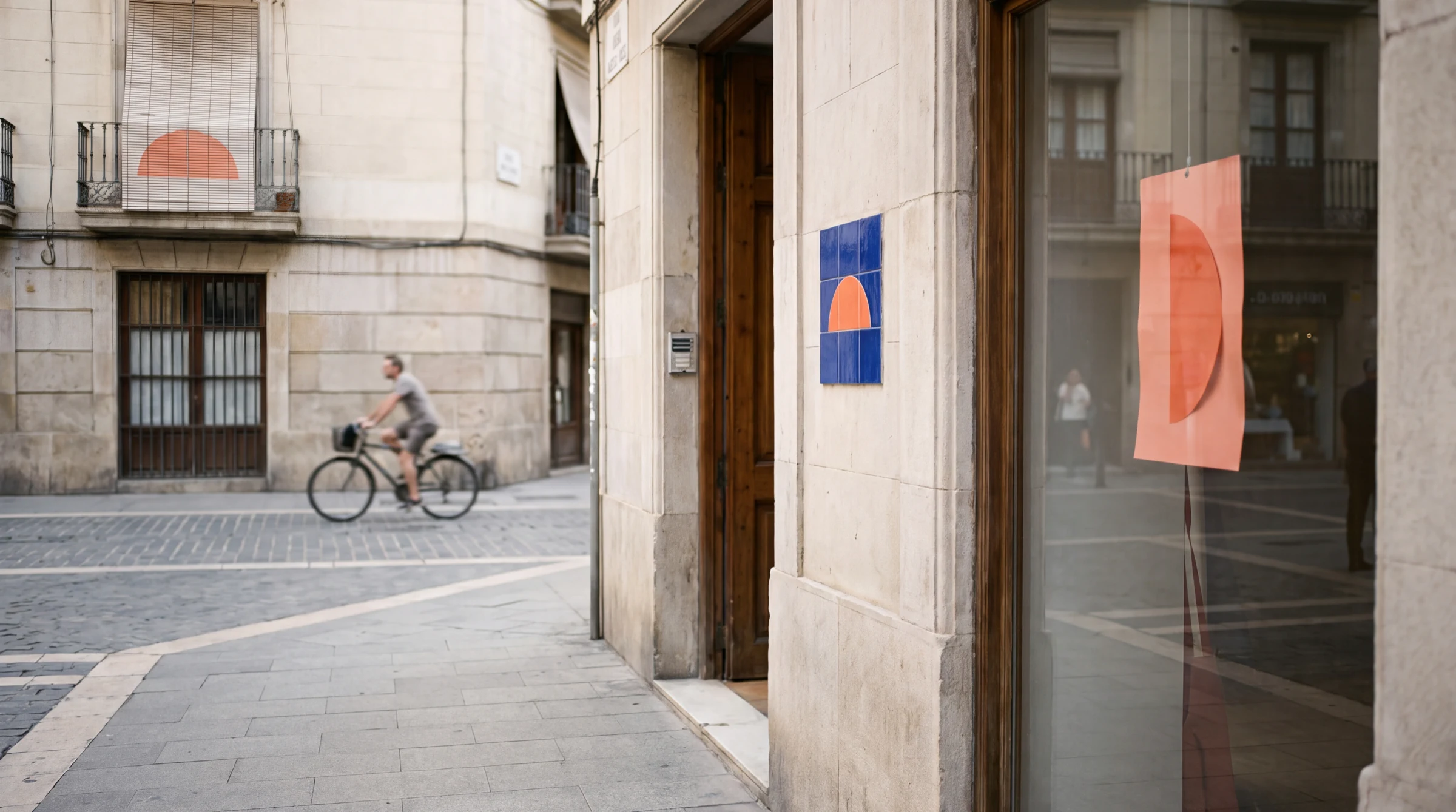 Un motivo naranja aparece en tres soportes físicos de una calle española